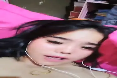 Pamer Memek Basah Live Pake Earphone Putih